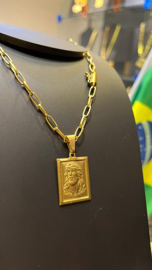 Cordão Elo Alongado Pingente Placa Face de Cristo em Relevo