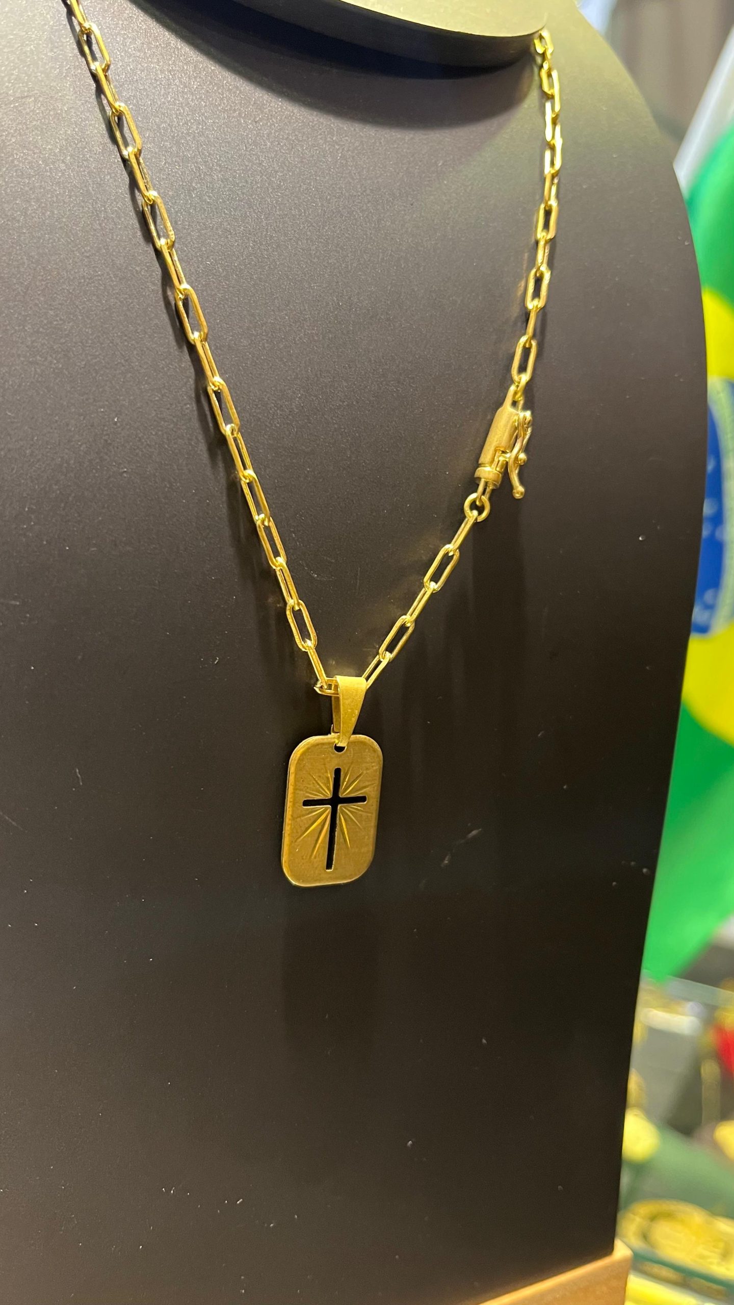 Cordão Elo Alongado Pingente Placa Cruz Vazada com Raios Lapidados