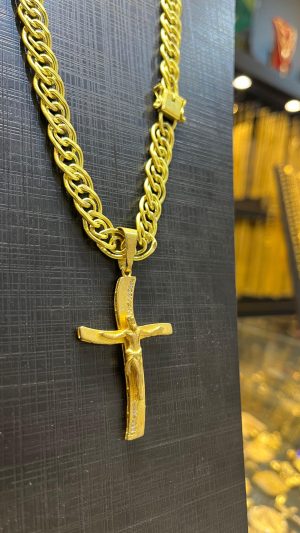 Cordão Corda Baiana Grosso Pingente Crucifixo Curvo com Cristo em Alto-Relevo e Detalhes Cravejados